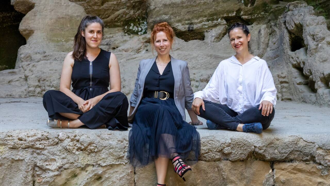 Die Gründerinnen des Vereins JEDE*RFRAU sind die Salzburgerinnen Elisabeth Wirth, Franziska Wallner und Anne-Suse Enßle (v. l.). Als Fotokulisse diente das Steintheater in Hellbrunn.  