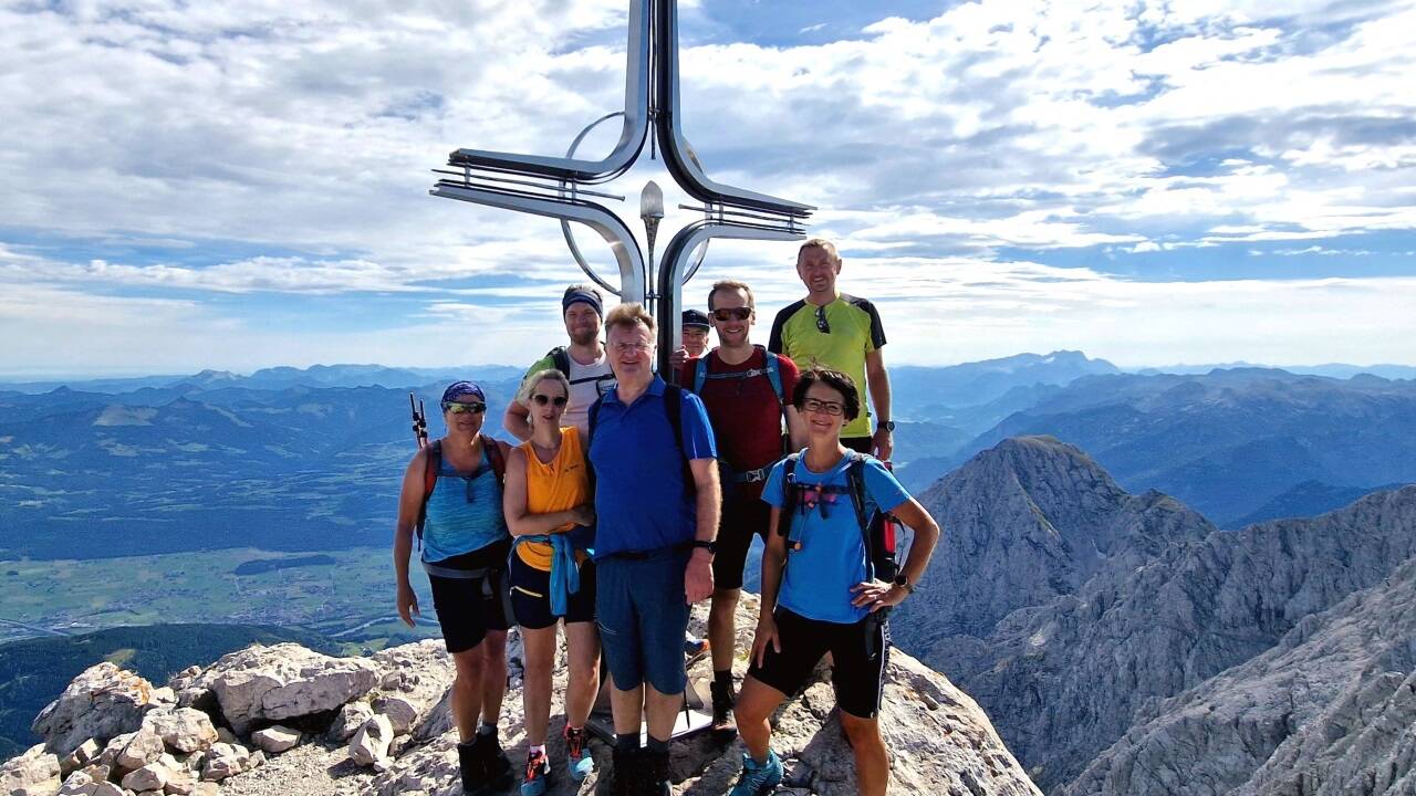 Der Alpenverein bietet auch geführte Bergtouren an. Wie hier auf den Hohen Göll am Rande der Berchtesgadener Alpen.   Der Alpenverein bietet auch geführte Bergtouren an. Wie hier auf den Hohen Göll am Rande der Berchtesgadener Alpen.