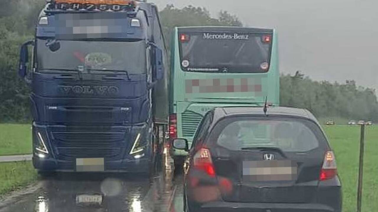 In Kuchl zwängten sich Lkw und Reisebusse auf engen Gemeindestraßen aneinander vorbei. 