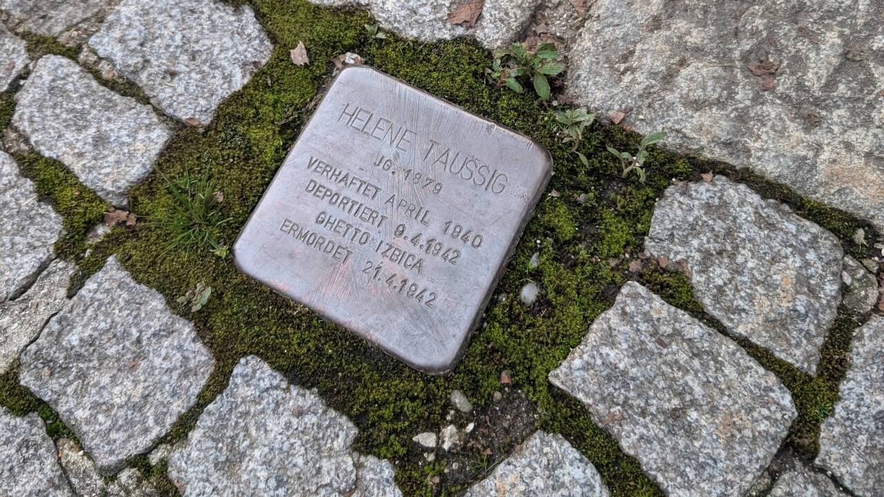 In Anif vor der Pfarrkirche wurde im Jahr 2014 ein Stolpestein für Helene Taussig verlegt.  