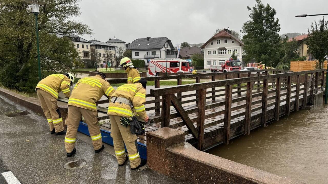 In Obertrum wurde am Samstag der Hochwasserschutz installiert. 