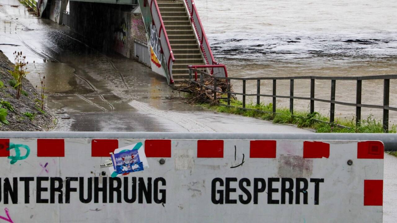 Bilder vom Wallersee am Sonntag. Das Strandbad ist praktisch versunken. 