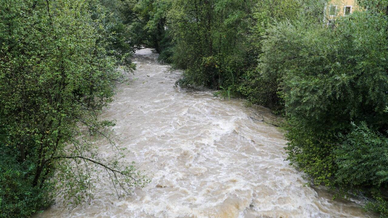Die Fischach in Lengfelden trat an manchen Stellen über die Ufer. 