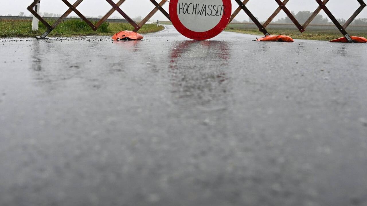 Eine der vielen Straßensperren in Niederösterreich, das Bild wurde am Samstag in der Nähe von Theiß aufgenommen.  