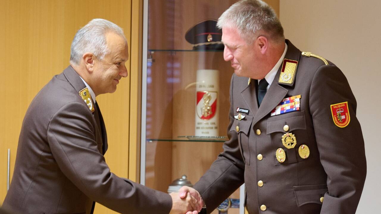 Landesfeuerwehrkommandant Günter Trinker gratuliert Robert Lottermoser. 
