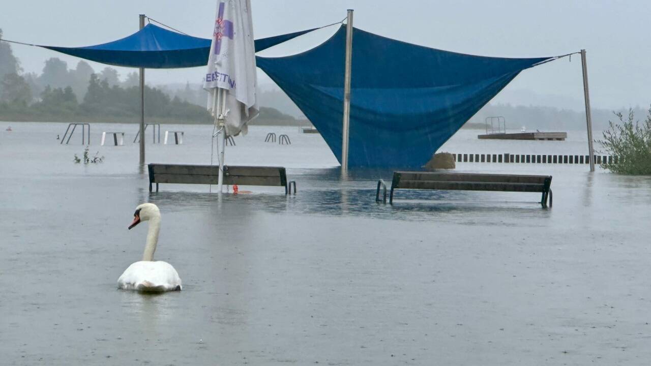 Bilder vom Wallersee am Sonntag. Das Strandbad ist praktisch versunken. 