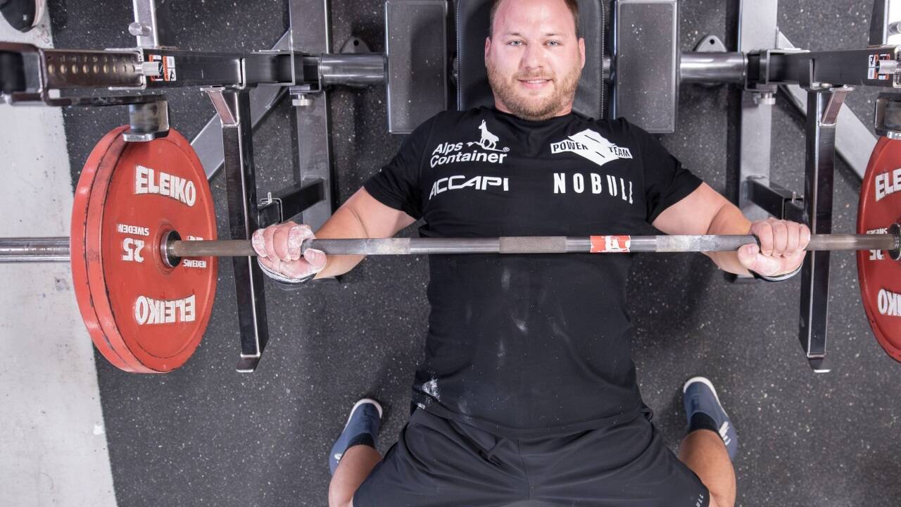 Bankdrücken ist die Spezialdisziplin von Kraftsportler Markus Glück.  