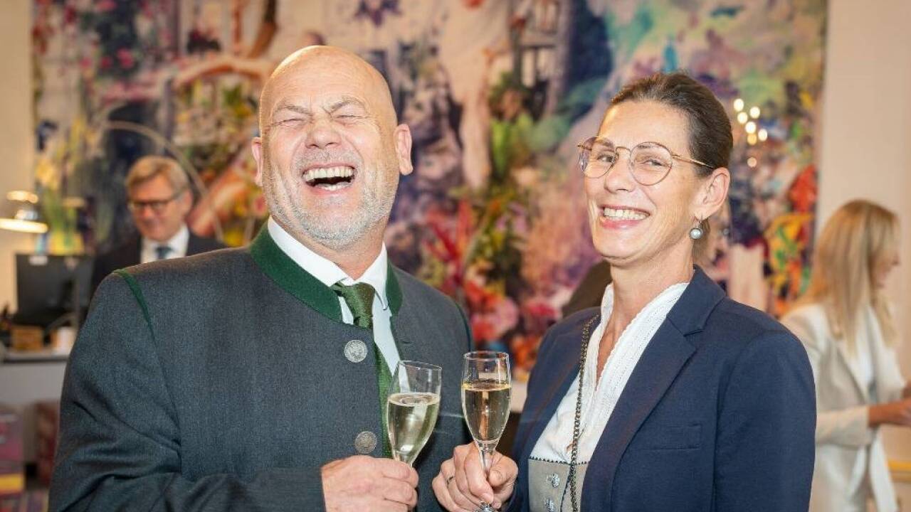 Unternehmer Josef Egger und seine Frau Eli bei der Ehrung vorige Woche im Schloss Mirabell. Bild:  