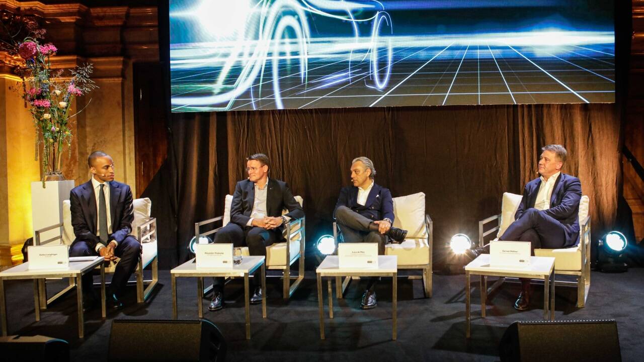 Das Podium beim Eröffnungsabend: Moderator Stefan Lenglinger, Alexander Vlaskamp, CEO MAN, Luca de Meo, CEO Renault, Gernot Döllner, CEO Audi (v. l.). 