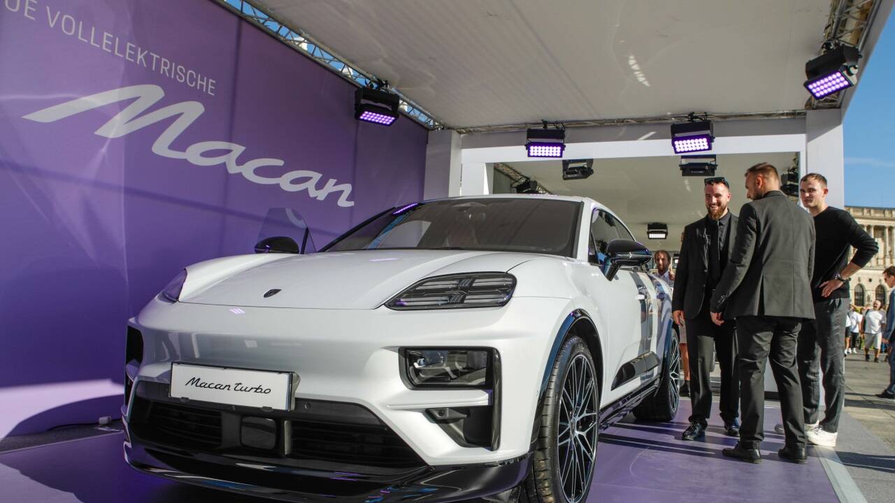  Auf dem Wiener Heldenplatz sind zahlreiche Premieren zu bestauen, darunter der Porsche Macan und ...  