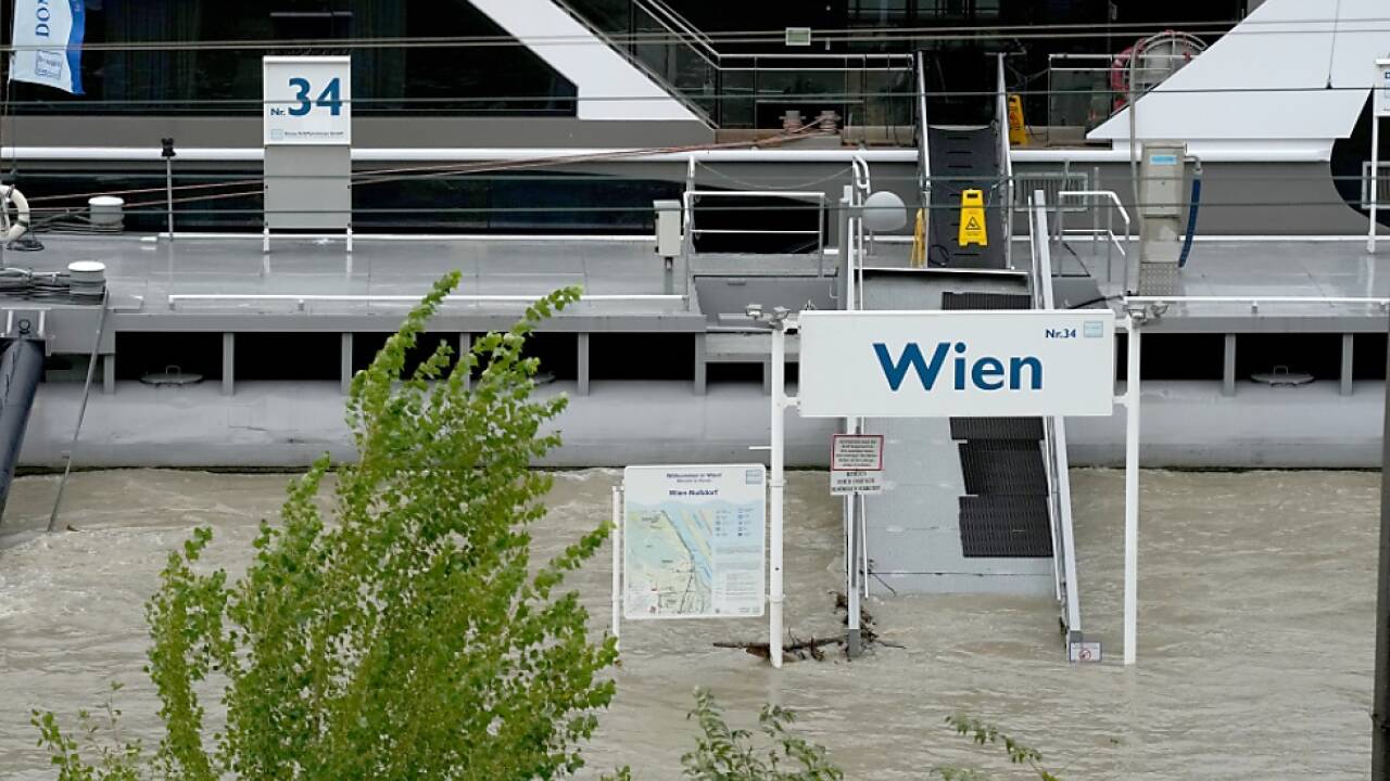 Steg zum Pier überflutet ist 