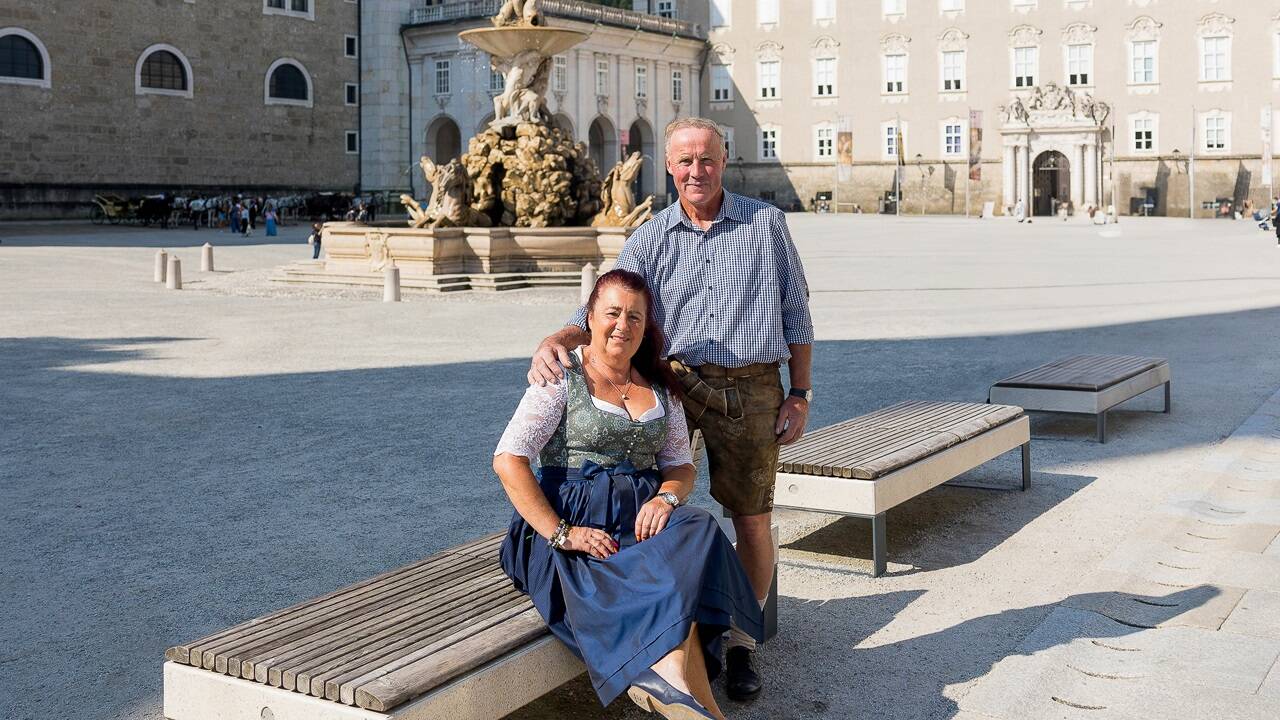 Manuela Racz mit ihrem Mann Josef am Residenzplatz in Salzburg. 
