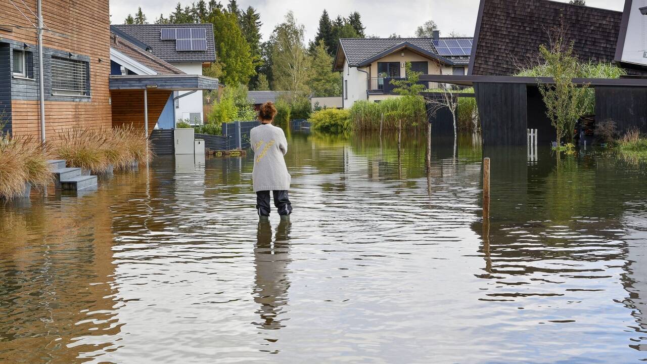 Die Siedlung am Inselweg in Seekirchen steht unter Wasser.  Die Siedlung am Inselweg in Seekirchen steht unter Wasser.
