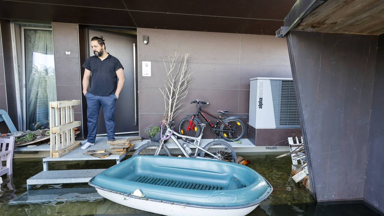 Luka Riml vor seinem Haus  Luka Riml vor seinem Haus