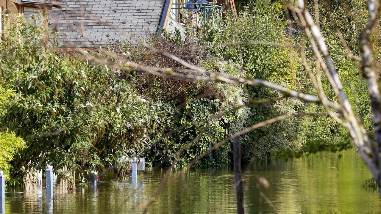 Um zu einigen Häusern zu gelangen muss man durch hüfthohes Wasser waten.  Um zu einigen Häusern zu gelangen muss man durch hüfthohes Wasser waten.