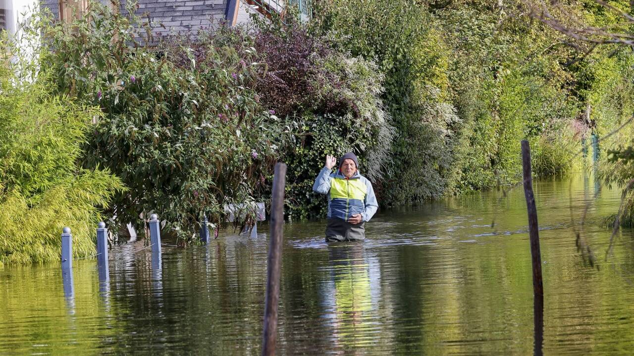 Um zu einigen Häusern zu gelangen muss man durch hüfthohes Wasser waten.  Um zu einigen Häusern zu gelangen muss man durch hüfthohes Wasser waten.
