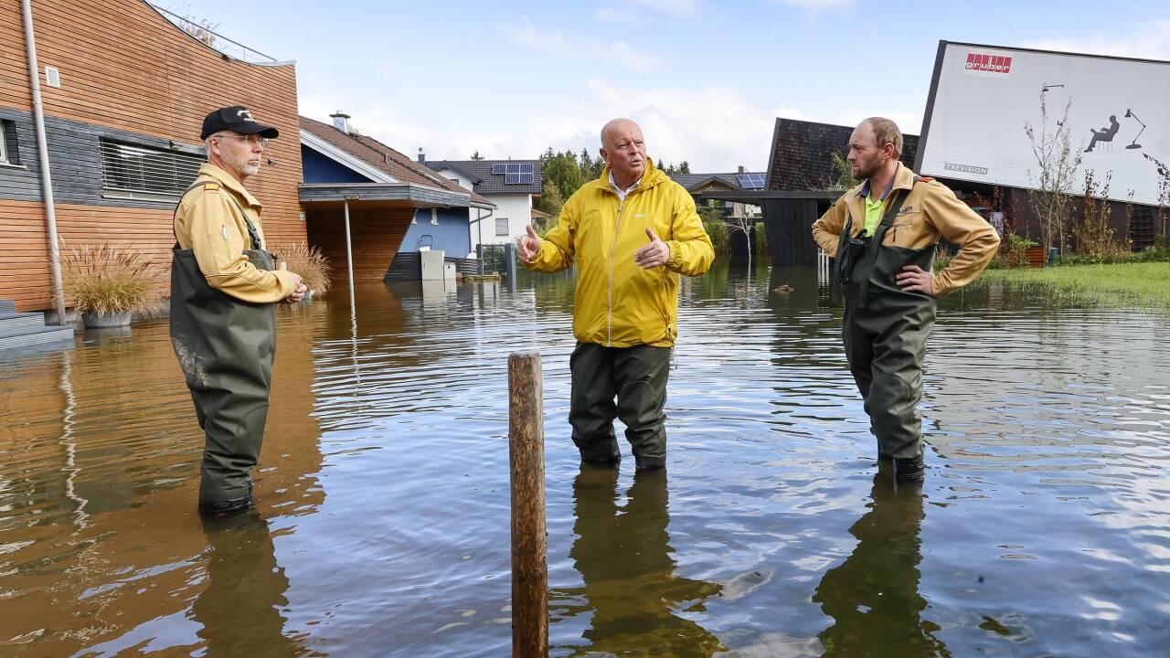 Bürgermeister Konrad Pieringer sah sich die Situation vor Ort an.  Bürgermeister Konrad Pieringer sah sich die Situation vor Ort an.