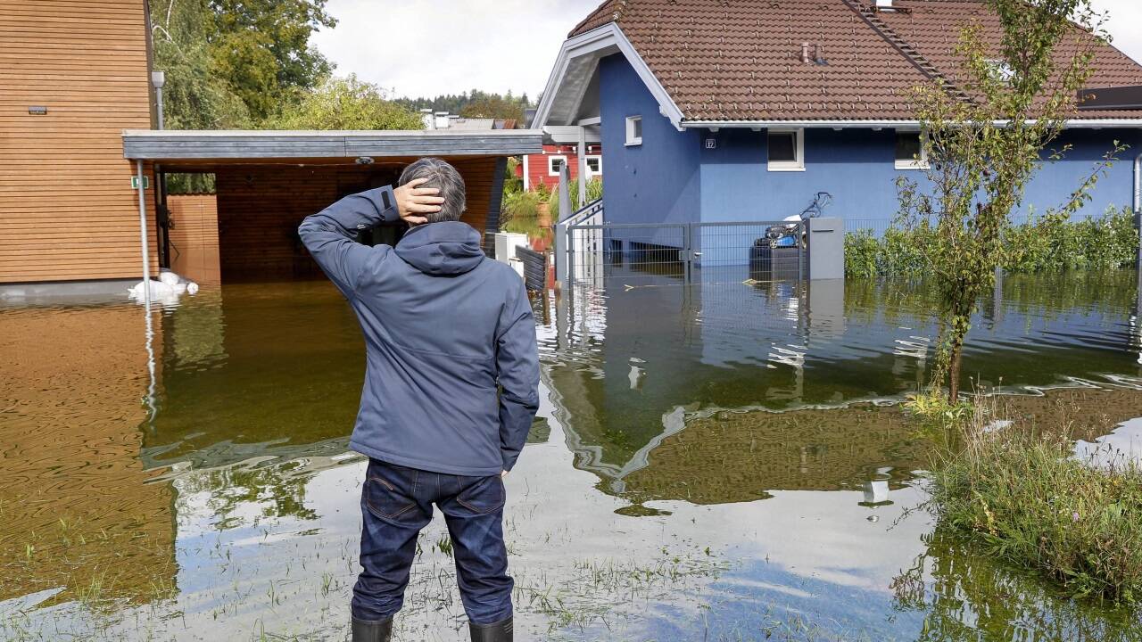 Die Siedlung am Inselweg in Seekirchen steht unter Wasser.  Die Siedlung am Inselweg in Seekirchen steht unter Wasser.