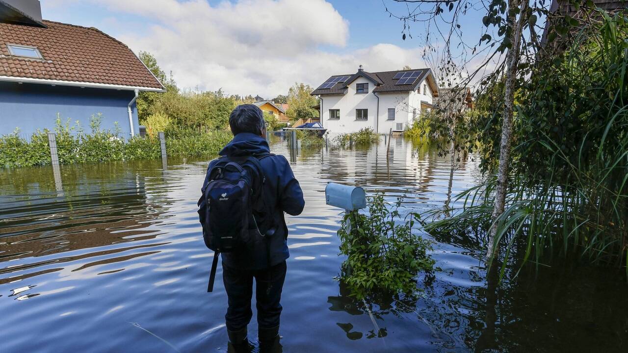 Die Siedlung am Inselweg in Seekirchen steht unter Wasser.  Die Siedlung am Inselweg in Seekirchen steht unter Wasser.