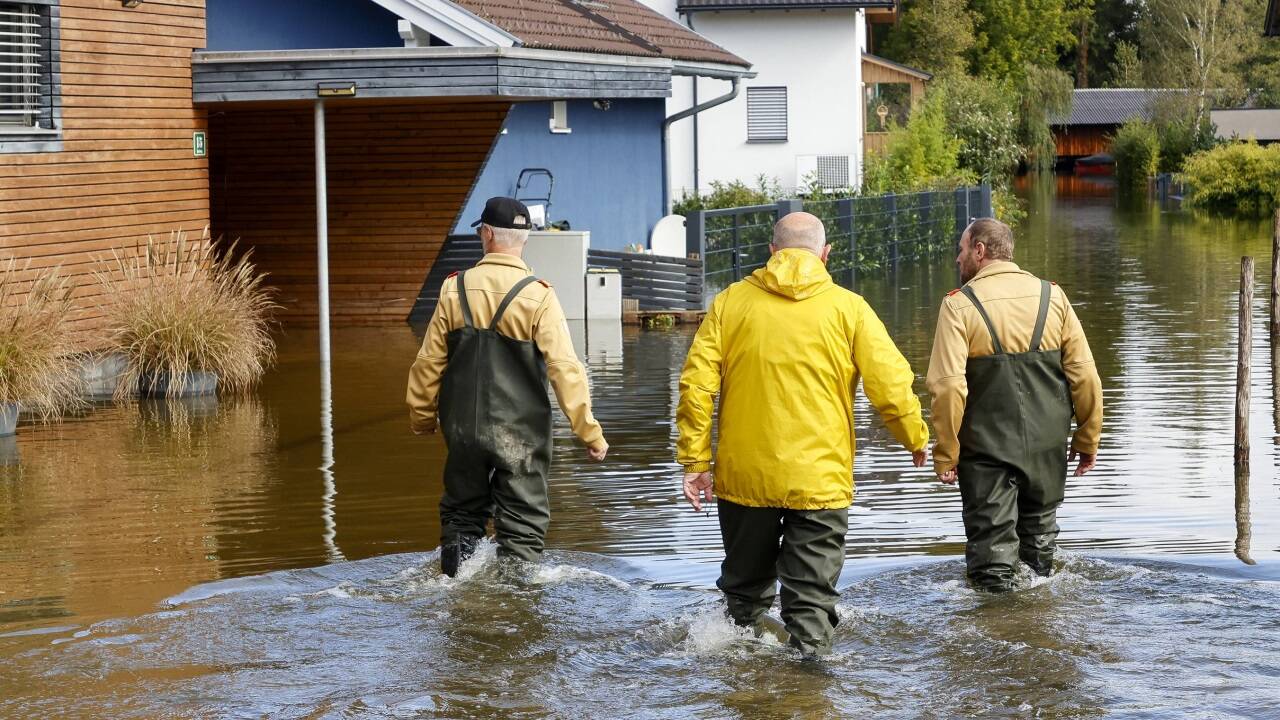 Die Unwetterkatastrophen haben den Wahlkampf vorerst in die Pause versetzt.  Die Unwetterkatastrophen haben den Wahlkampf vorerst in die Pause versetzt.
