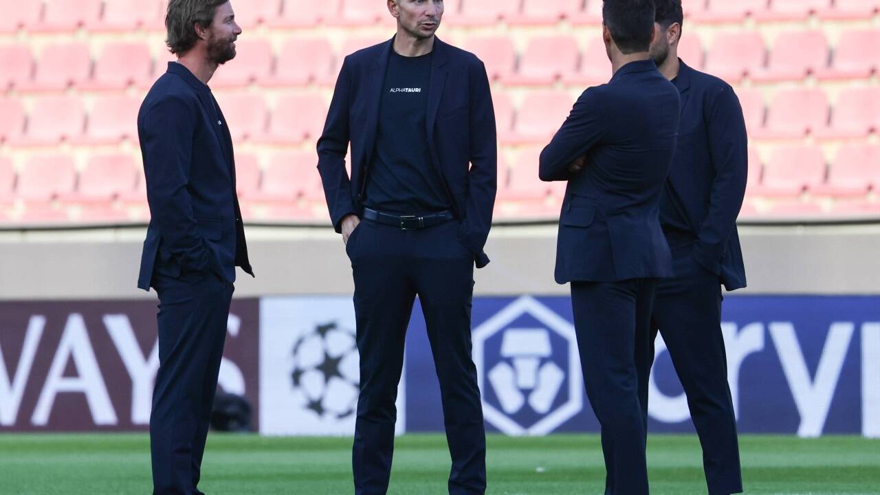 Platzbegehung statt Abschlusstraining am Dienstagabend, im Bild Cheftrainer Pep Lijnders mit seinem Betreuerstab. 