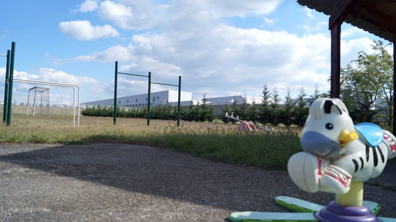 Blick vom Spielplatz zu der umstrittenen Fabrik.   Blick vom Spielplatz zu der umstrittenen Fabrik.
