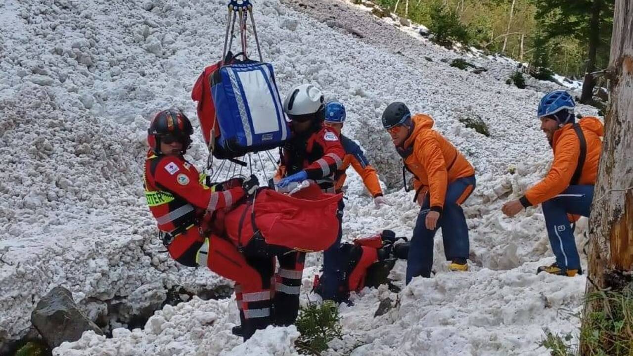 Dramatische Szenen am Dienstag im Großarltal: Rettungskräfte bergen eine von einer Lawine verschüttete Person. 