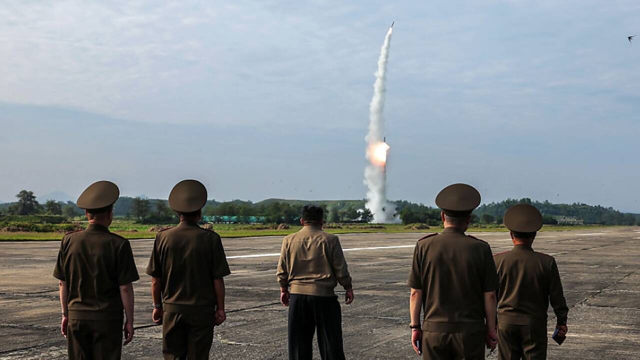 Kim und seine Generäle bewundern Raketenstart 
