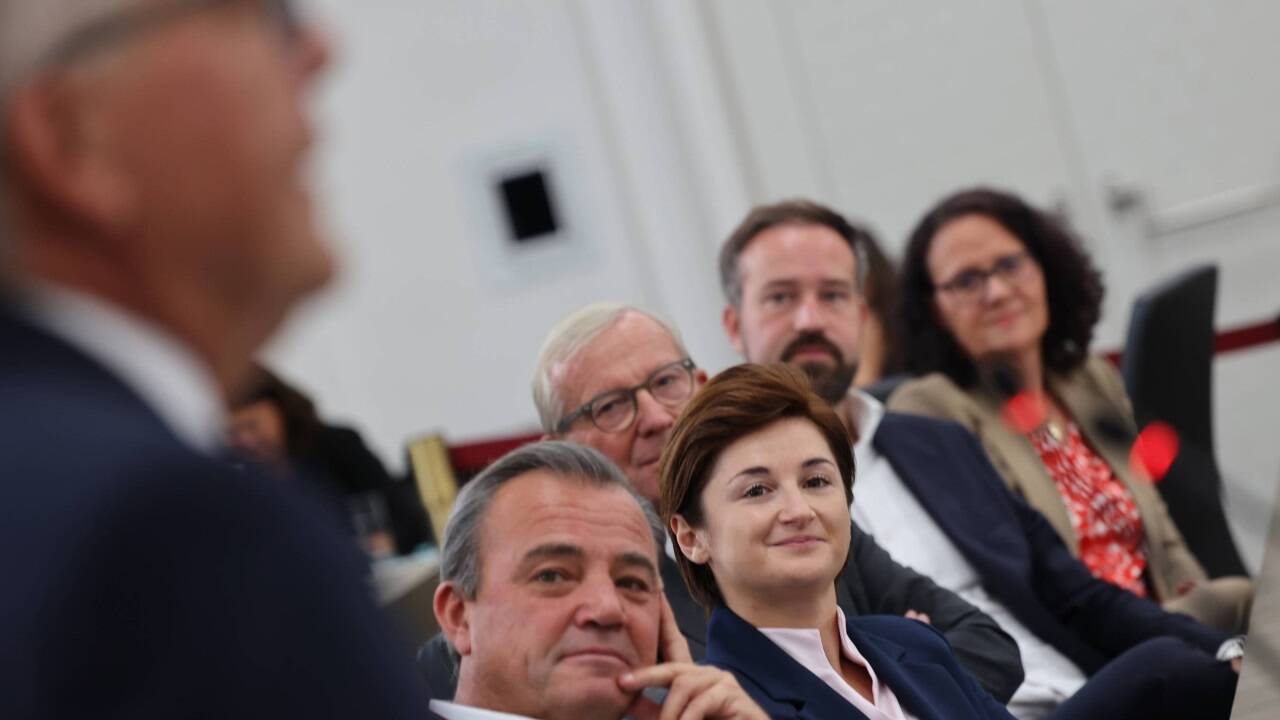 Die schwarz-blaue Landesregierung am Donnerstag im Salzburger Landtag. Die schwarz-blaue Landesregierung am Donnerstag im Salzburger Landtag.
