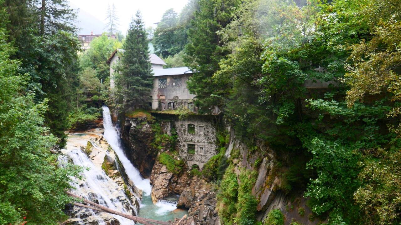 Das Elektrizitäts- und Sägewerk steht direkt am Gasteiner Wasserfall, hier fotografiert von der Hohen Brücke.  