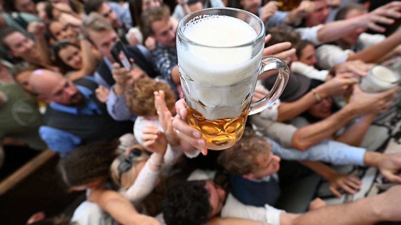 Wiesn-Fans wieder in den Bierzelten 