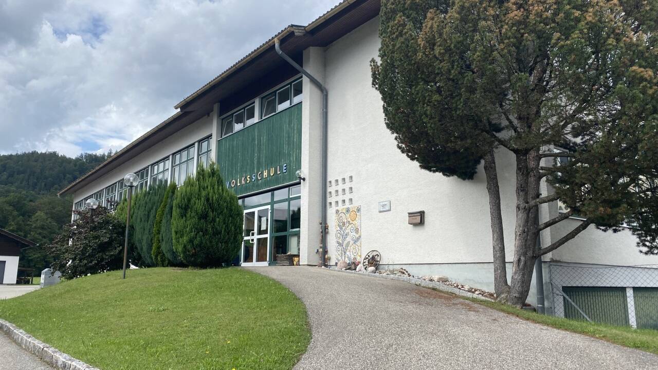 Der Ortsteil Rußbach mit seiner Volksschule (Bild) ist gewissermaßen der „Sieger“ der Volksbefragung in St. Wolfgang. Die Schule wird in Rußbach an einem neuen Standort errichtet.  Der Ortsteil Rußbach mit seiner Volksschule (Bild) ist gewissermaßen der „Sieger“ der Volksbefragung in St. Wolfgang. Die Schule wird in Rußbach an einem neuen Standort errichtet.