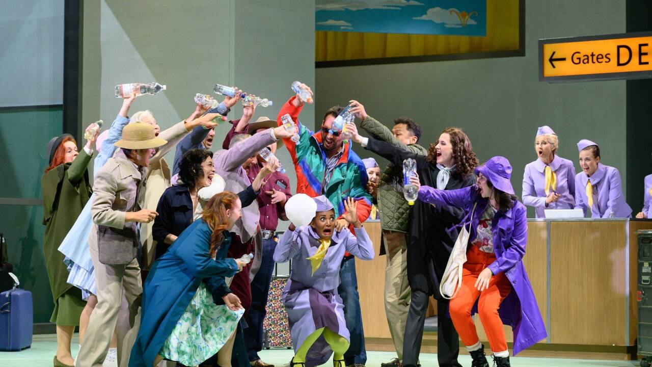 Kollektive Energie bei „Reise nach Reims“ im Salzburger Landestheater. Kollektive Energie bei „Reise nach Reims“ im Salzburger Landestheater.