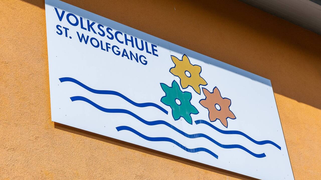 Der Standort der Volksschule in St. Wolfgang (im Hauptort) wird nach dem Neubau (in Rußbach) aufgelassen.  Der Standort der Volksschule in St. Wolfgang (im Hauptort) wird nach dem Neubau (in Rußbach) aufgelassen.