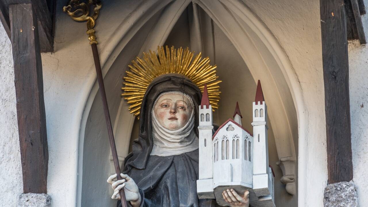 Darstellung der hl. Erentrudis am Eingang zum Stift Nonnberg. Darstellung der hl. Erentrudis am Eingang zum Stift Nonnberg.