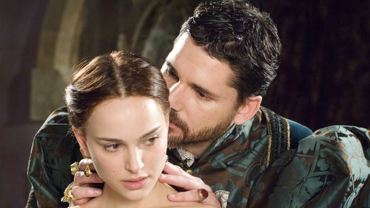In keinem Film fehlt diese Geste, die das Begehren des Königs und das tödliche Verhängnis andeutet. Natalie Portman spielte in „Die Schwester der Königin“ 2008 die Rolle von Anne Boleyn.  