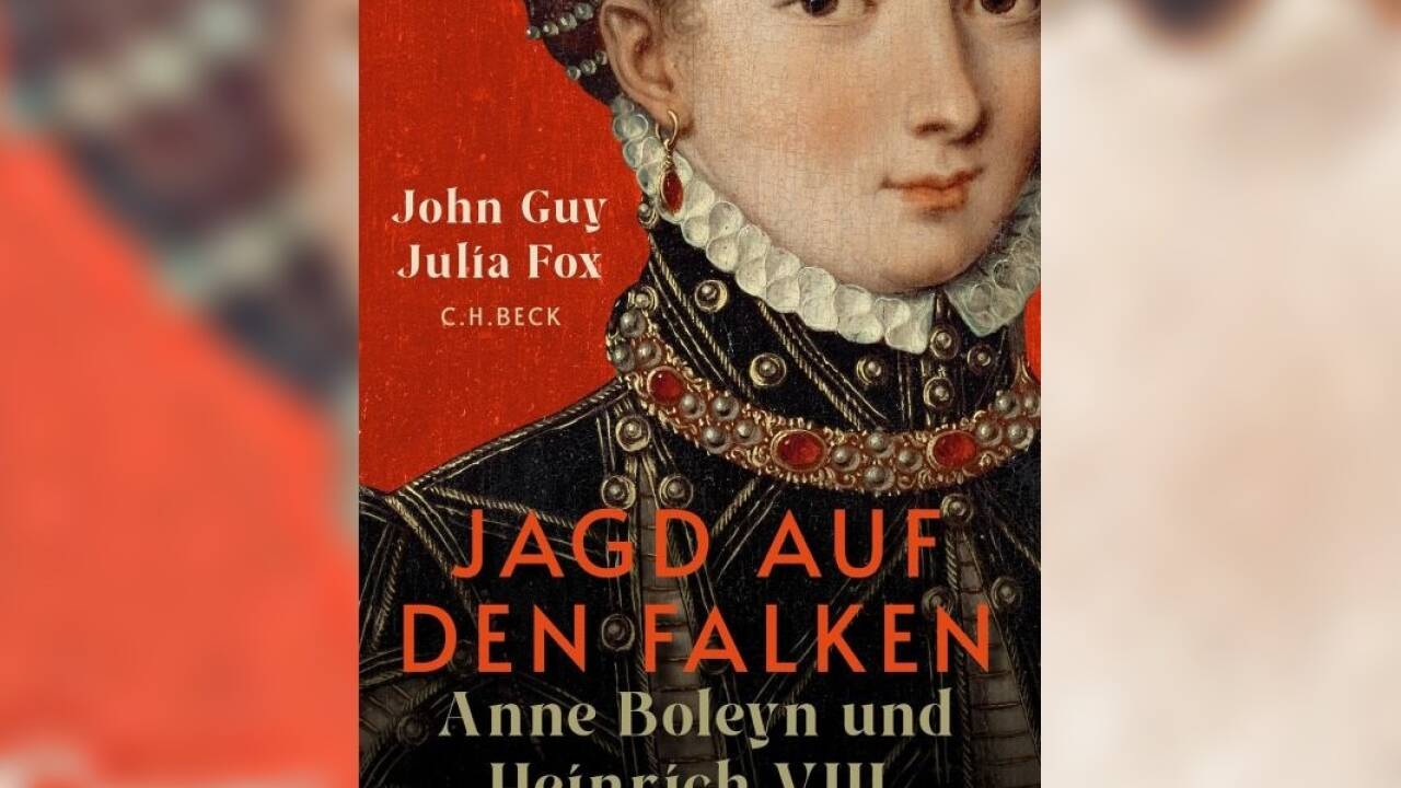 John Guy, Julia Fox: „Jagd auf den Falken. Anne Boleyn und Heinrich VIII. Die Ehe, die die Welt erschütterte“, C.H. Beck, München 2024. Die Umschlagabbildung zeigt: Anonymes Porträt einer unbekannten Frau, früher bekannt als Anne Boleyn, 2. Hälfte 16. Jh., Musée Condé, Chantilly.  