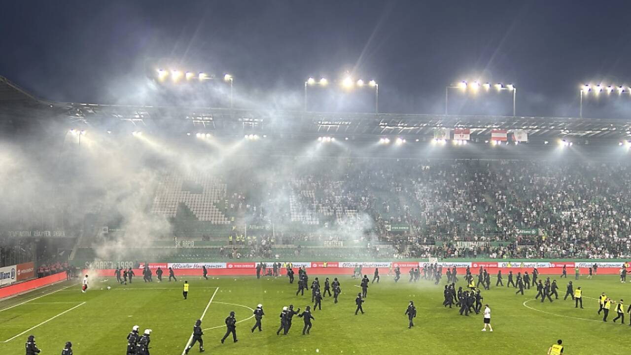 Viel Rauch in der Luft, zahlreiche Polizisten strömten ins Stadion 