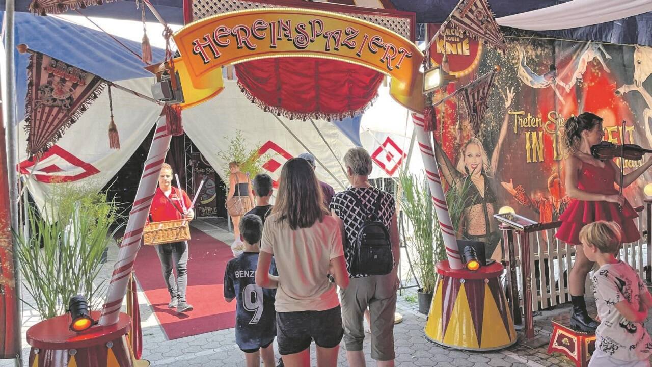 Am Freitag feiert der Zirkus Louis Knie Premiere in Bischofshofen. Am Tag davor wird das Zelt zum Messegelände.  