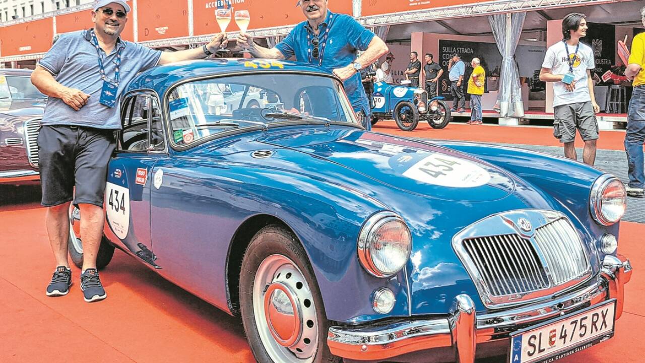 Mike Höll (links) und Reinhard Moser vor ihrem MG MGA Coupé bei der 1000-Miglia-Teilnahme im Vorjahr. 