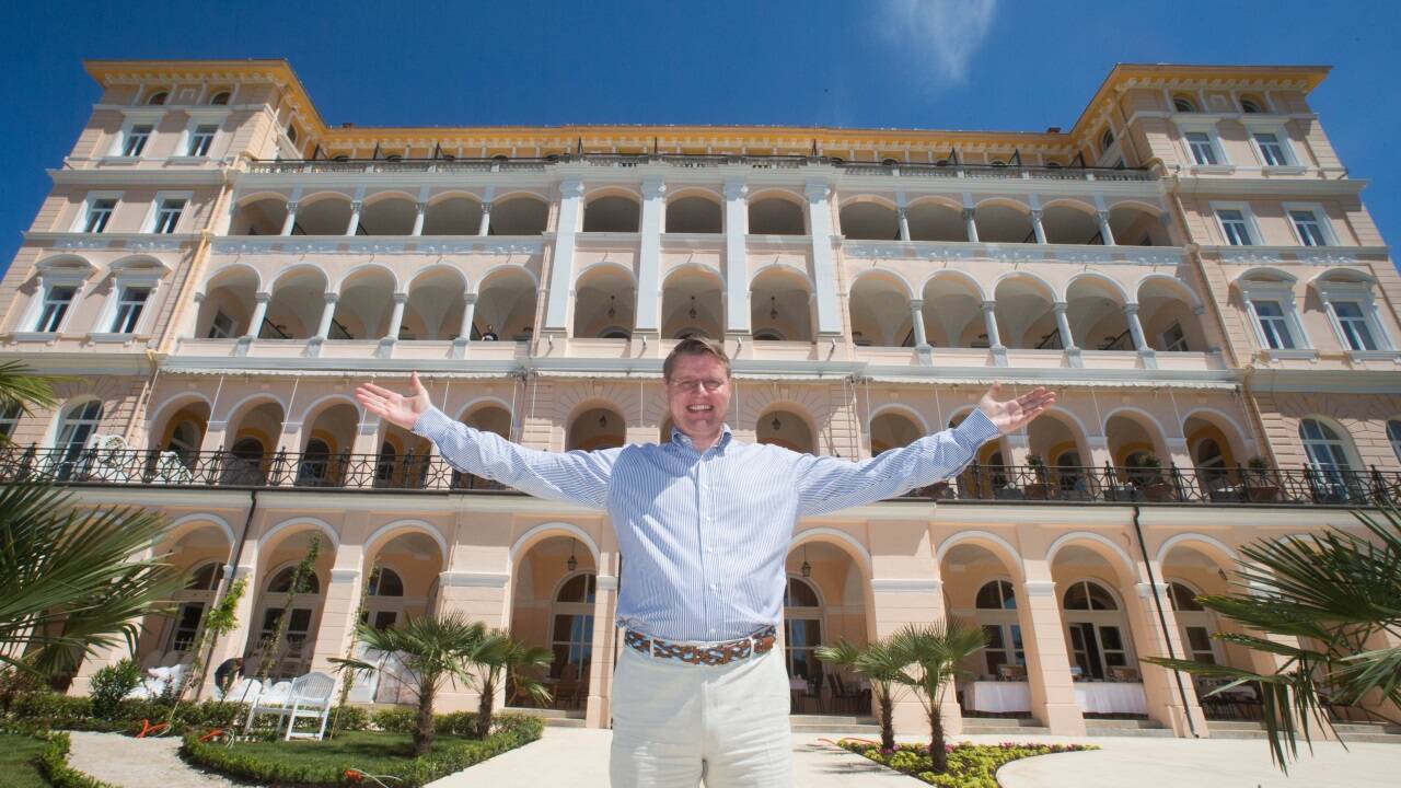 Wilfried Holleis auf einem Archivbild vor seinem Hotel in Crikvenica.  