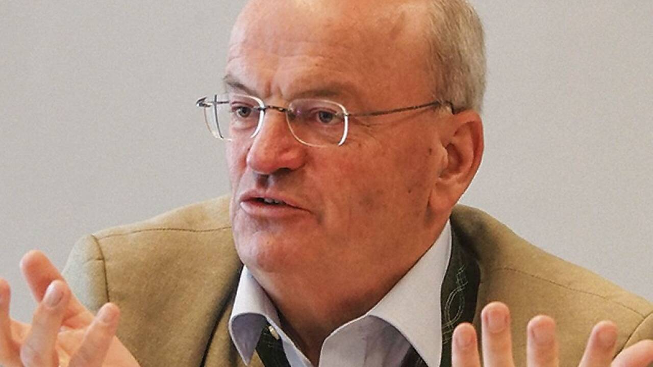 Der St. Kolomaner Altbürgermeister Christian Struber ist seit Gründung der S-Link-Gesellschaft 2019 deren Aufsichtsratsvorsitzender. Am 10. November wird im Zentralraum über den S-Link, die teils unterirdische Verlängerung der Lokalbahn Richtung Süden, abgestimmt. Bilder: SW/petry, ratzer 