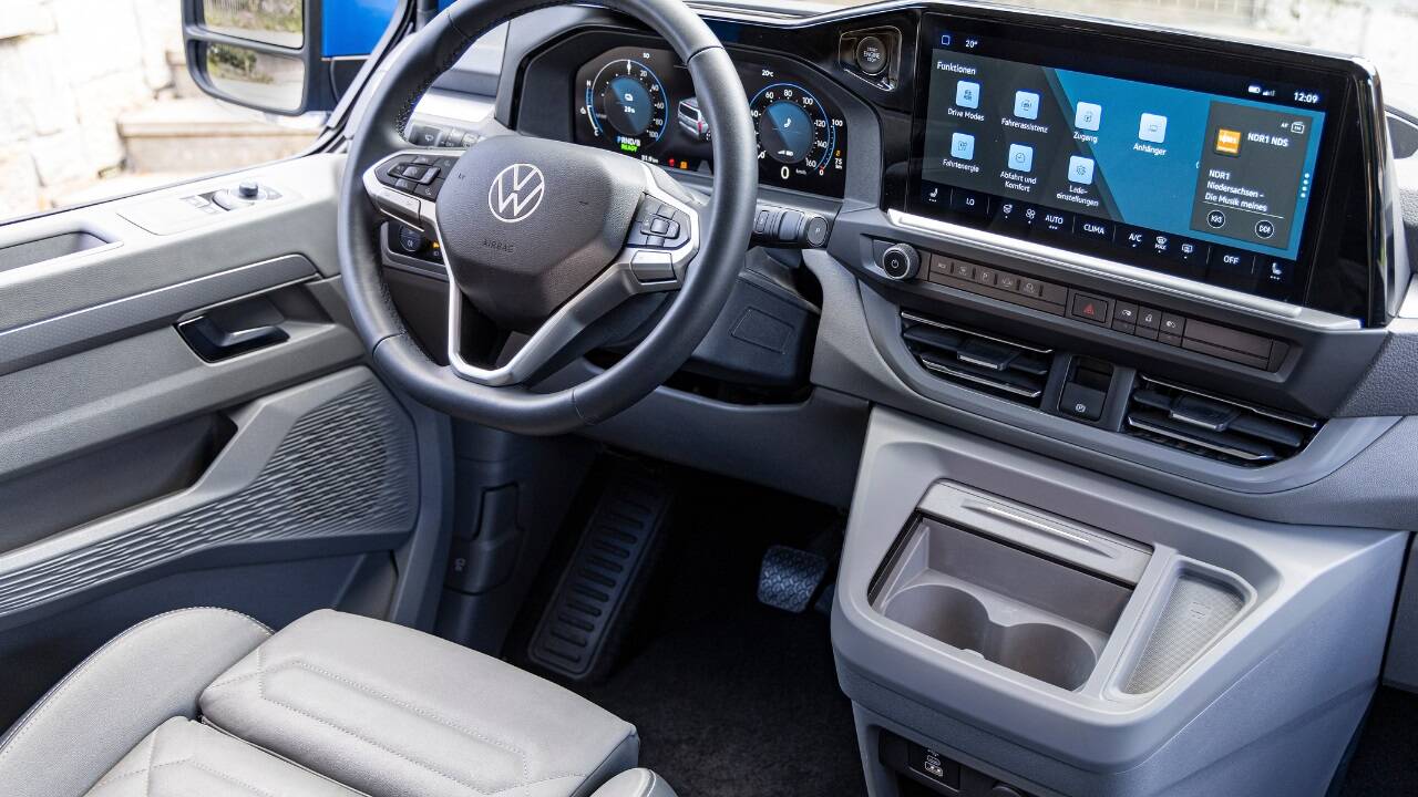 Der Transporter ist auf den ersten Blick als echter VW erkennbar. Im Innenraum zieht moderne Technik ein, ansonsten bleibt’s praktikabel. 
