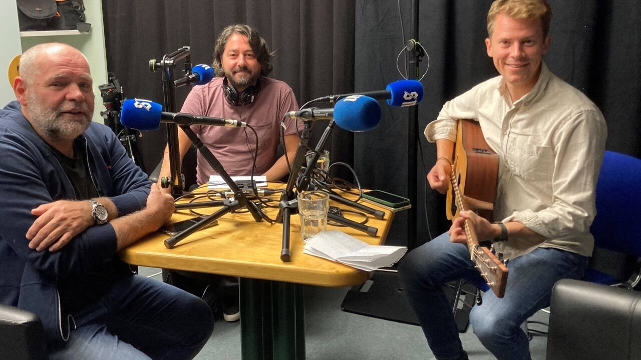 Bernhard Flieher, Robert Innerhofer und Clemens Panagl (nicht im Bild) begrüßten Tobias Pötzelsberger und seine Gitarre beim Salzburger Popcast. 