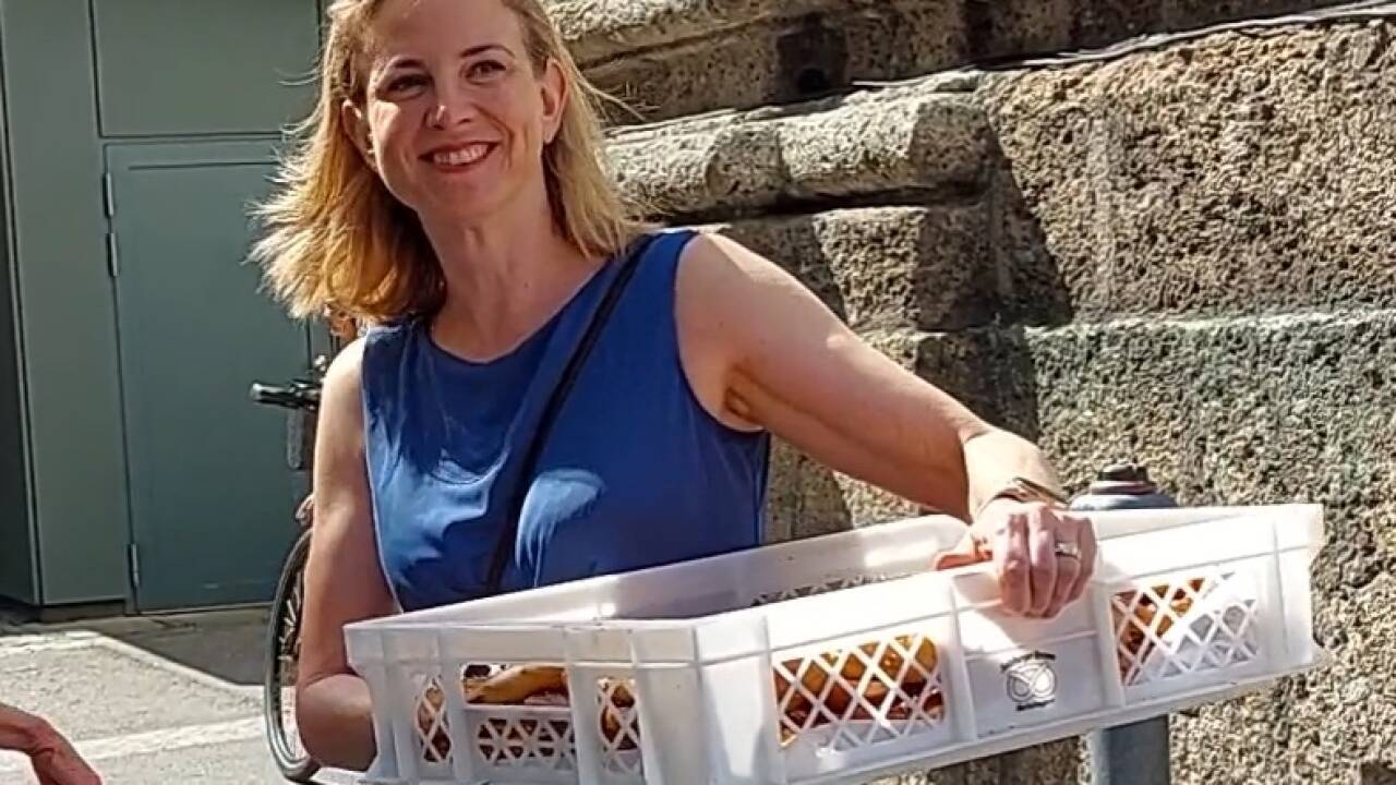 Beate Meinl-Reisinger war mit Brezen auf der Suche nach Einheimischen in der Salzburger Altstadt. 