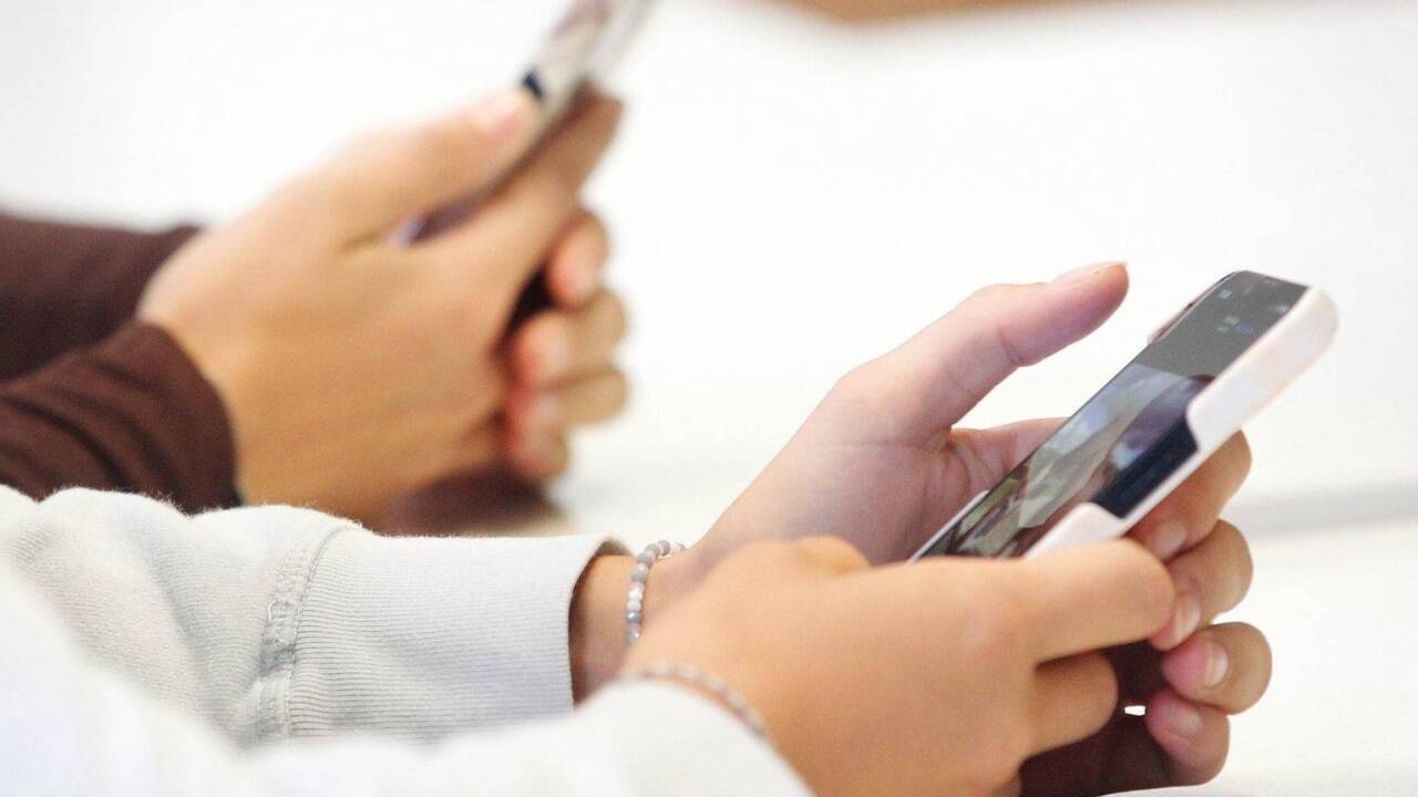 Jugendliche haben immer wieder Probleme damit, das Smartphone auch einmal zur Seite zu legen.  