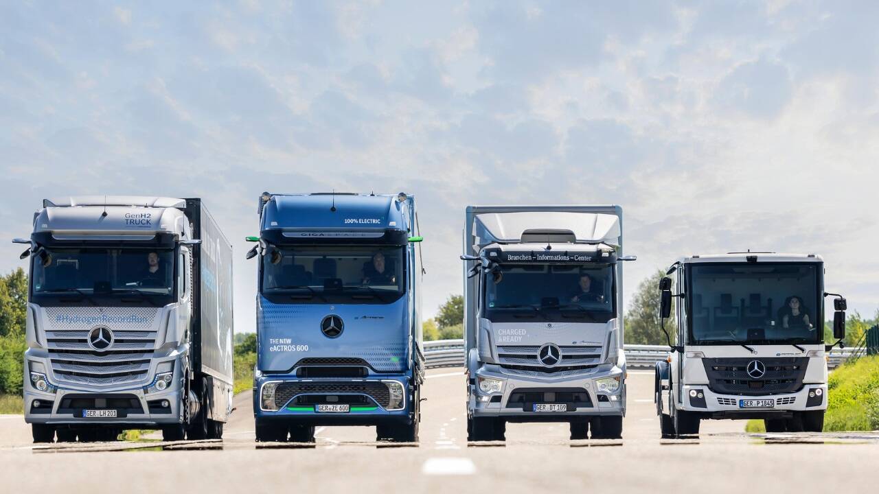 Der Fernverkehrs-Lkw eActros 600 (zweites Modell von links). 