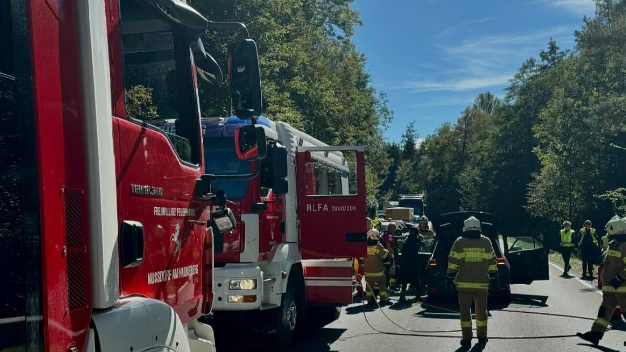 Zahlreiche Rettungskräfte waren nach dem schweren Verkehrsunfall auf der B156 im Einsatz.  