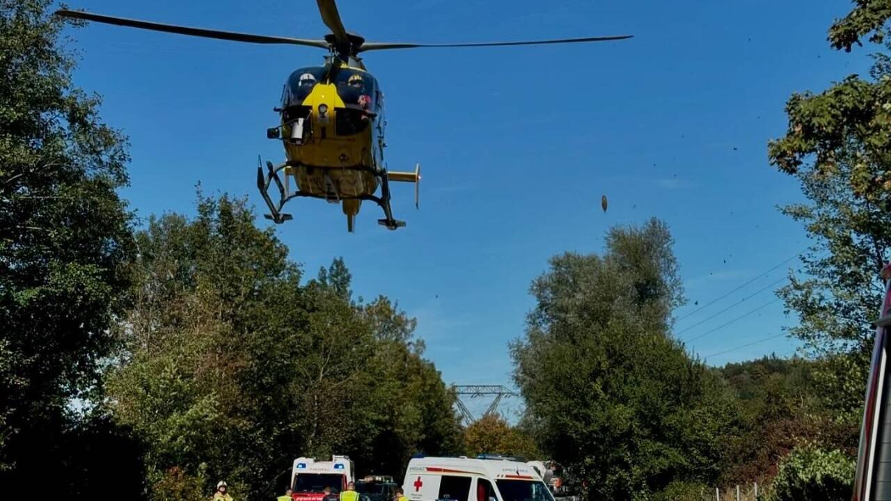 Zahlreiche Rettungskräfte waren nach dem schweren Verkehrsunfall auf der B156 im Einsatz.  