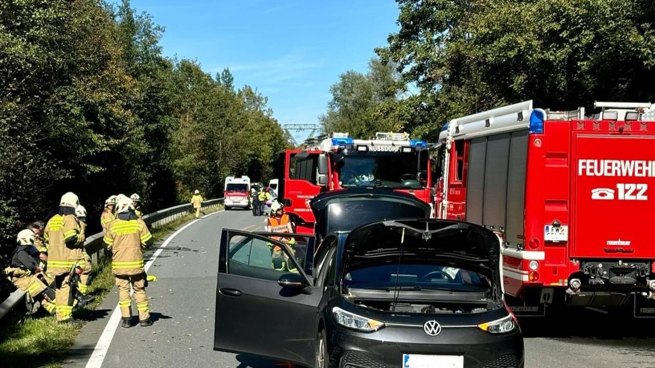 Zahlreiche Rettungskräfte waren nach dem schweren Verkehrsunfall auf der B156 im Einsatz.  